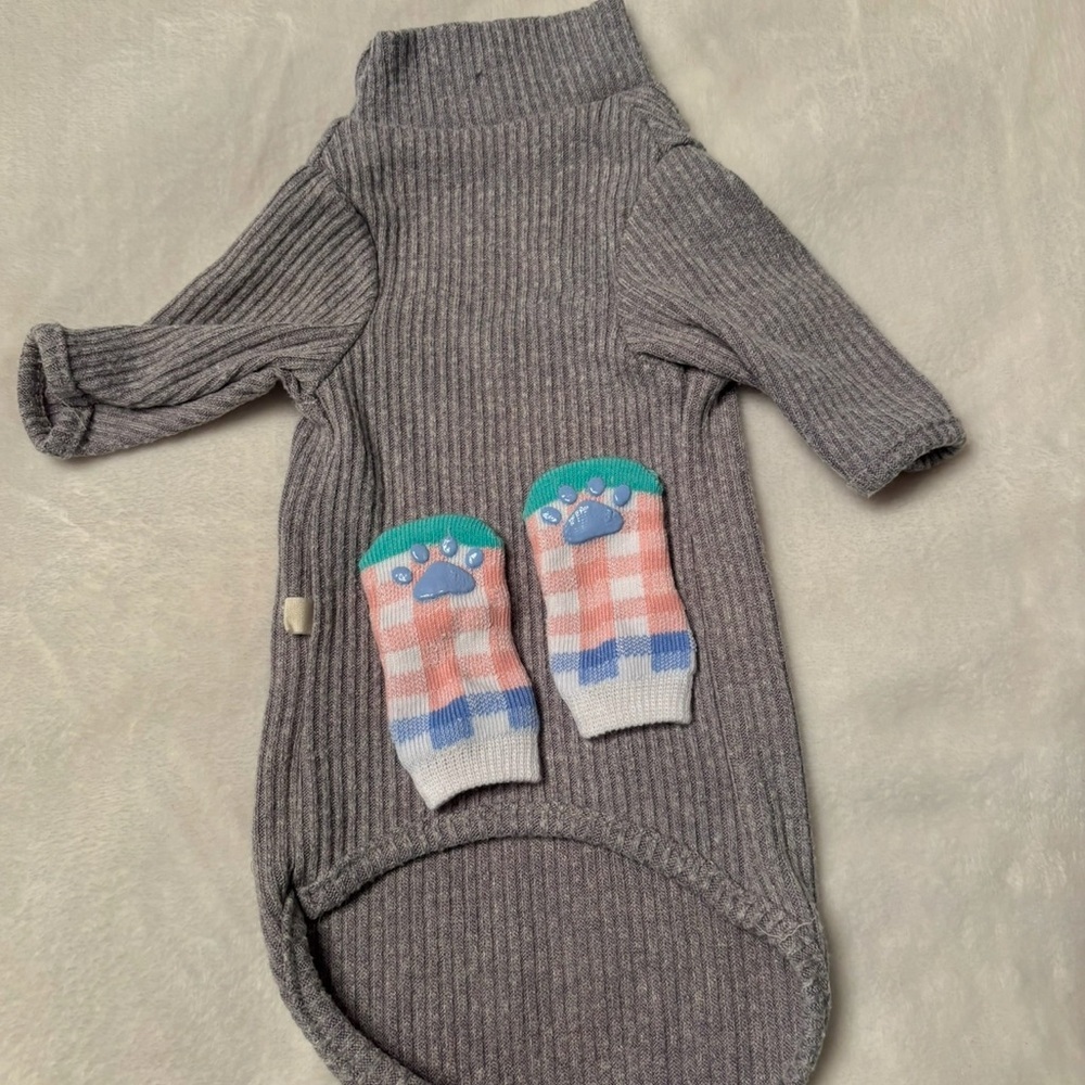 Size XS cat shirt and cat socks - Picture 2 of 3